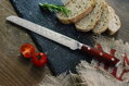 KATFINGER |  Damaškový nůž na pečivo 8" | červený  |  foto Kristýna Grygarová 